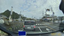 信号無視の軽自動車と、信号も対向直進車も無視して突っ込む西肥バス