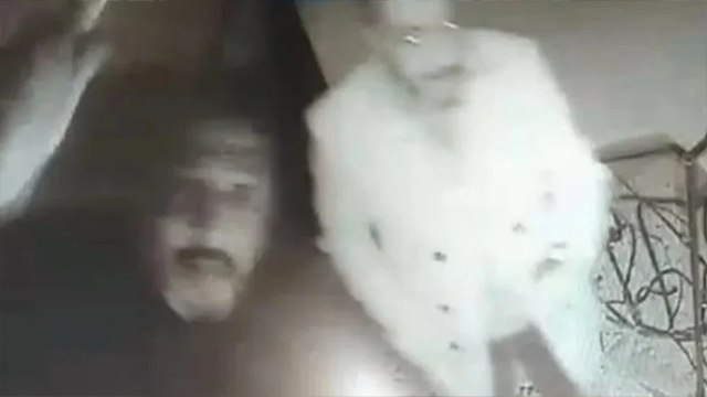 Korku filmi değil komşu terörü: Mermi bıraktı, kapısını bıçakladı, kameraları kırdı