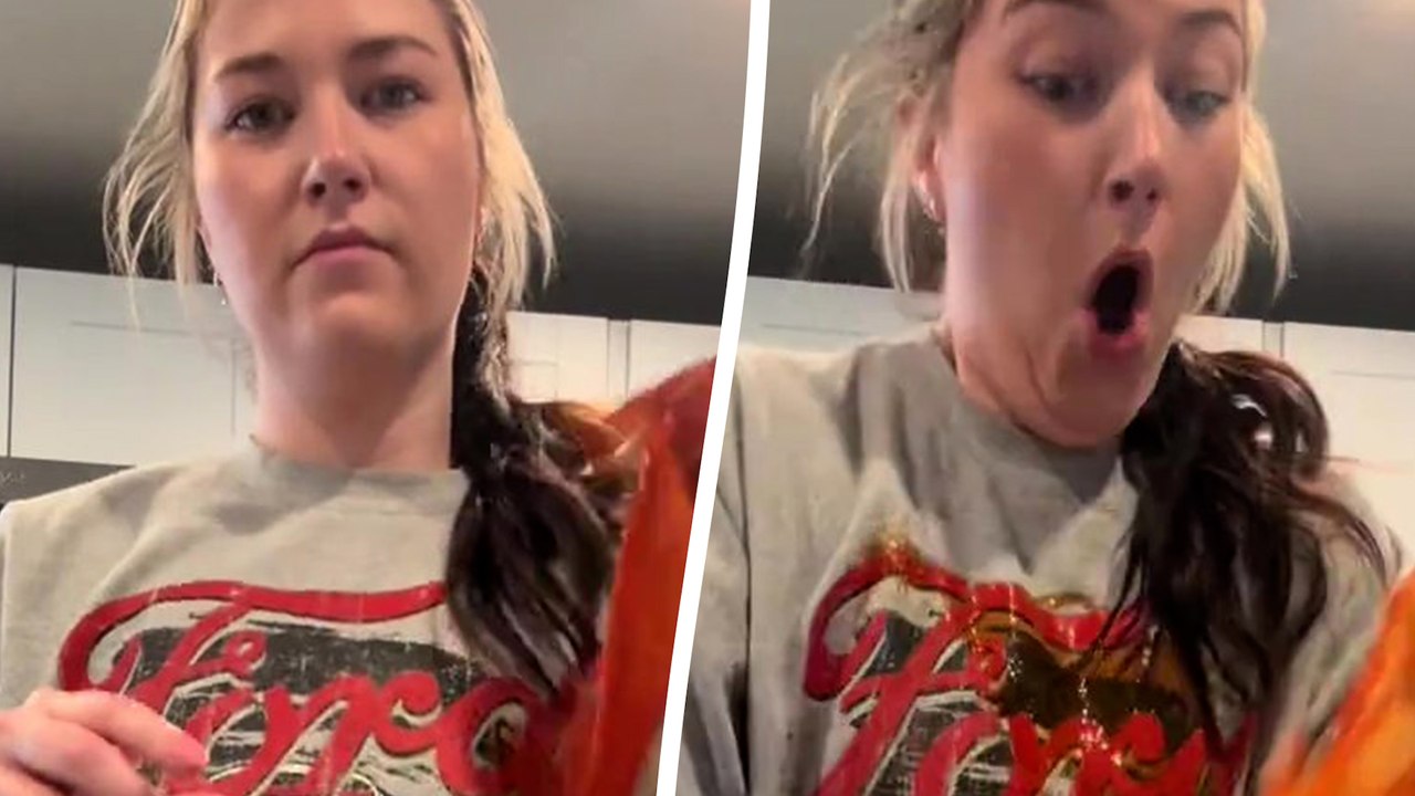 Frau schüttelt Saftflasche und sie explodiert in ihren Händen