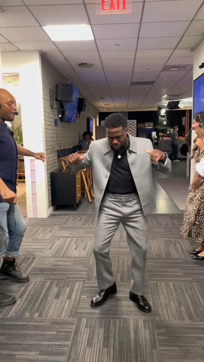 Kevin Hart a la barre au spirit tunnel