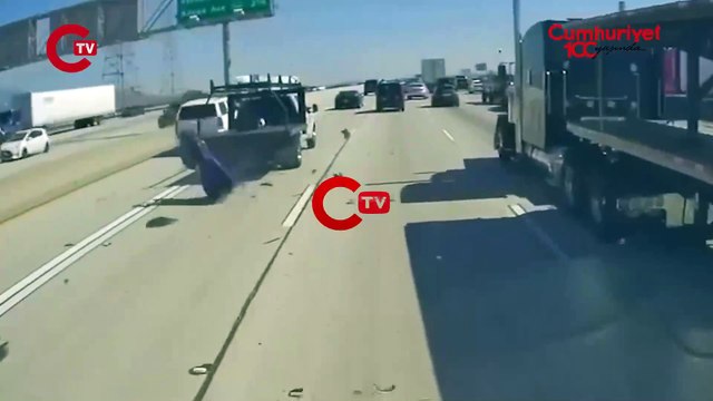 Motosiklet sürücüsü çarptığı kamyonun kasasına uçtu! Hayrete düşüren anbean kaydedildi...