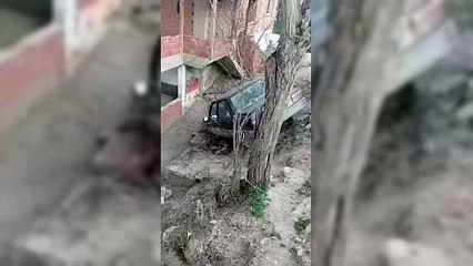 Kontrolden çıkan otomobil şarampole uçtu