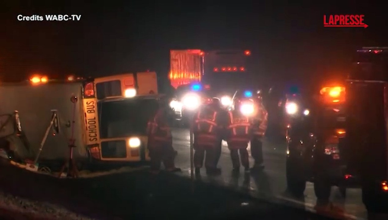 New Jersey, scuolabus si ribalta in autostrada: le operazioni di soccorso