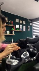 Sinop’ta kuaför koltuğunda oturan kediyi görenler şaşırdı