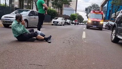 Saindo da garagem, Fox atinge motociclista no Centro de Cascavel