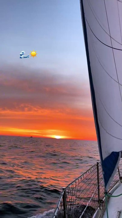 🌅Un coucher de soleil magique en bateau ! 🌊
