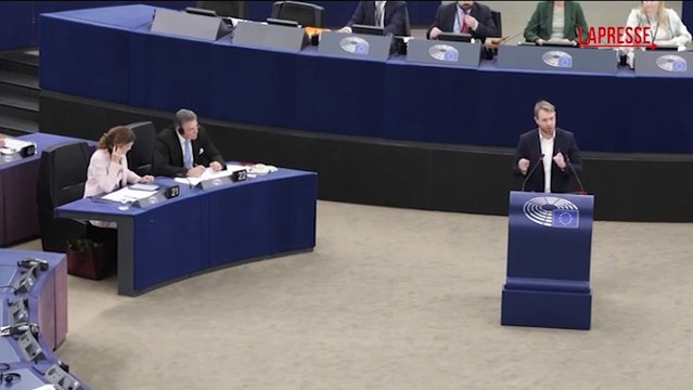 Ucraina, M5S contro von der Leyen: Della Valle consegna bandiera Ue e della pace in Commissione Europea