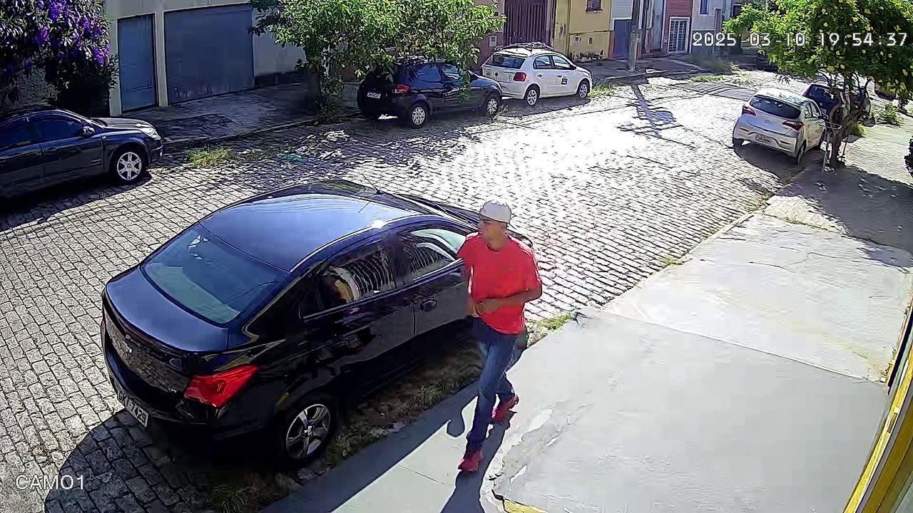 Carro é furtado em frente a imobiliária na Vila Industrial