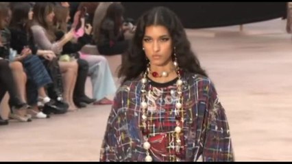 A Parigi Chanel gioca con le proporzioni e rivisita fiocchi e perle