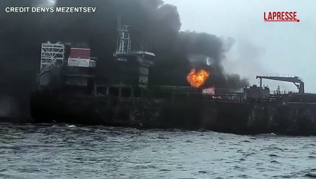 Scontro tra due navi nel Mare del Nord, petroliera continua a bruciare