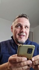 Découvrez la Signification de 'Pipelette' 🗣️