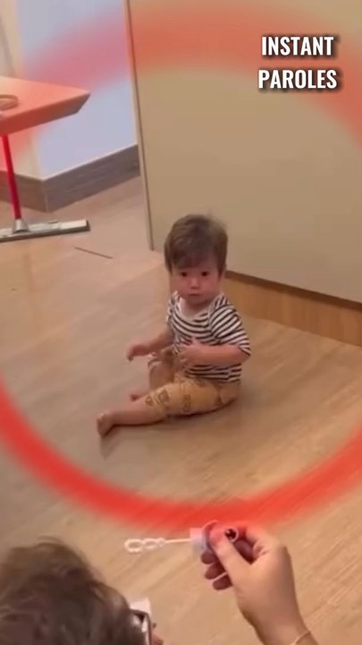 La réaction de ce petit garçon en voyant des bulles pour la première fois