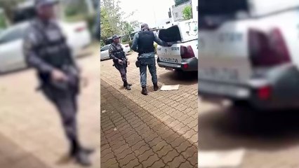 Preso algemado foge do camburão da Polícia Militar