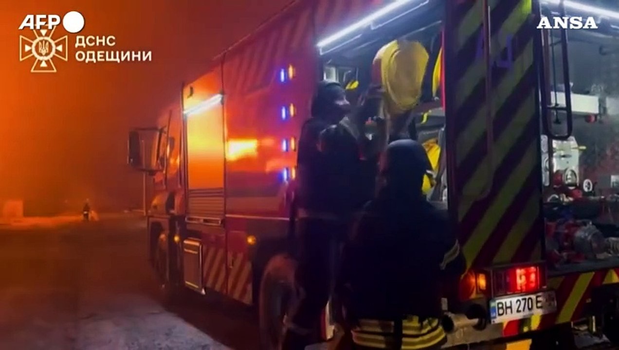 Ucraina,  attacco russo su Odessa: i pompieri cercano di spegnere un incendio