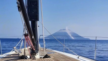 Watch the EXACT moment the Stromboli volcano erupted! (03July2019)