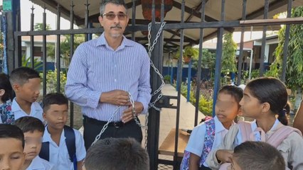 Maestro cierra escuela en Los Santos tras tres años sin recibir salario