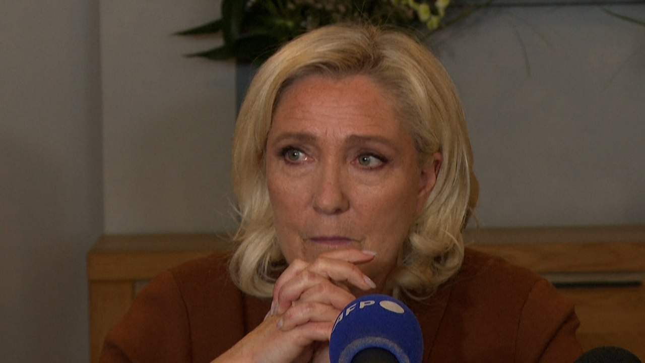 Marine Le Pen accuse Macron de jouer « avec les peurs » en évoquant le réarmement de l’Europe