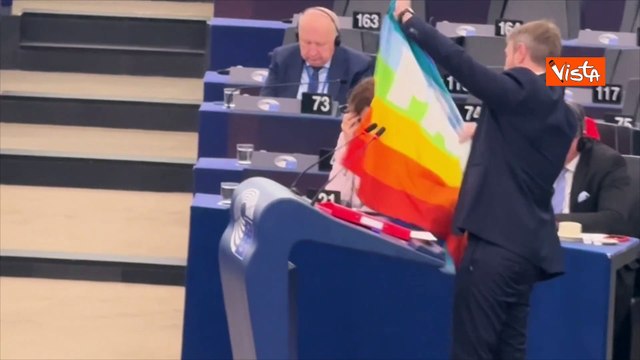 Basta soldi alle armi , la protesta del M5s all'Eurocamera di Strasburgo