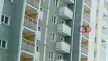 Il sauve un enfant piégé dans le vide sur un balcon... héros du jour