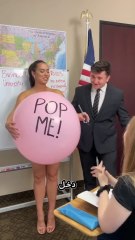 طلبه تفاجاء معلمها بطريقه غريبه