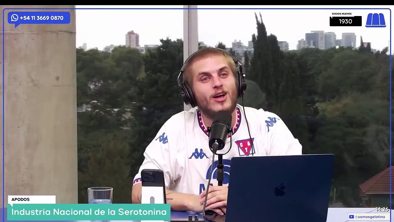 Lali en Gelatina beso