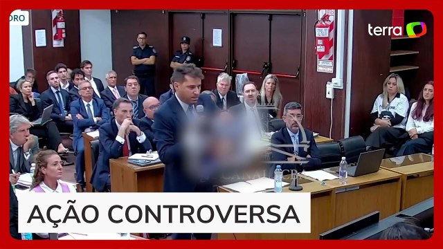 Promotor mostra foto de Maradona supostamente morto em julgamento transmitido ao vivo na Argentina