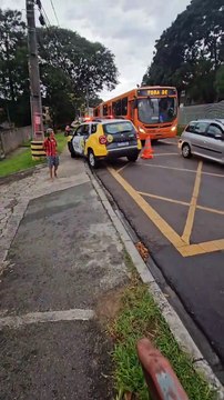 Motorista embriagado atropela idoso na calçada e bate em muro em Curitiba