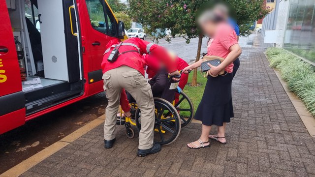 Idosa cai ao descer de carro e fica ferida na Rua Curitiba