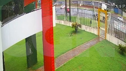 Pancada! câmera flagra acidente na BR-369 e veículo atingindo empresa