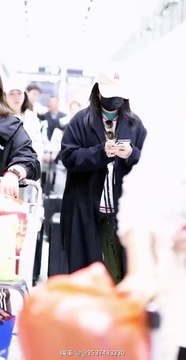 11/03/2025: Triệu Vy xuất hiện tại sân bay quốc tế Đại Hưng Bắc Kinh (赵薇@北京大兴国际机场) [Bản dài 5 phút, tiếng gốc)