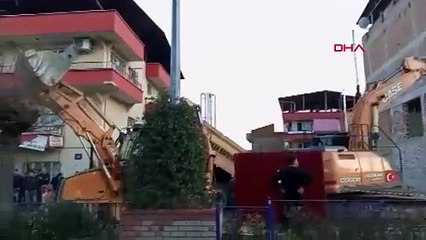 4 katlı apartmanda panik! Binayı kepçeyle tutup, vatandaşları tahliye ettiler!
