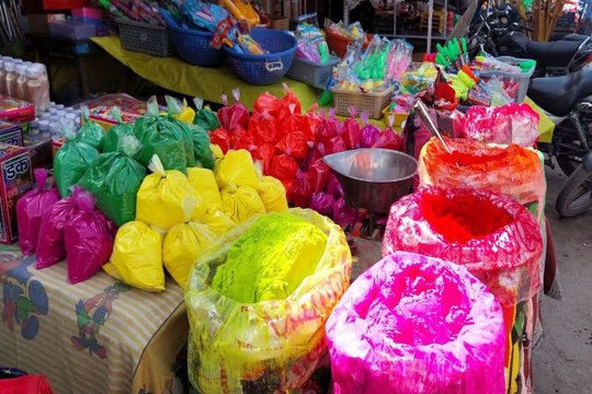 swm news...होली को लेकर रंग-गुलाल व पिचकारी से सजे बाजार