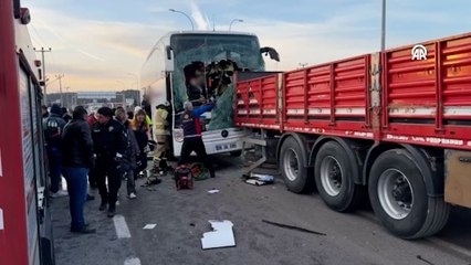 Kütahya'da yolcu otobüsünün tıra çarptığı kazada 14 kişi yaralandı