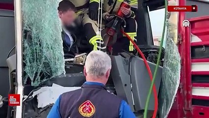 Kütahya'da yolcu otobüsü tıra çarptı