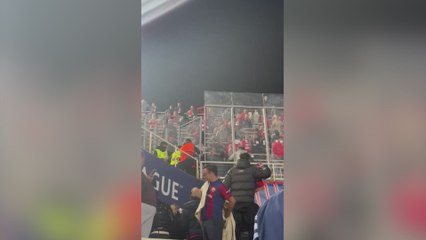 Ultras del Benfica agreden a puñetazo limpio a un ‘steward’ en Montjuïc