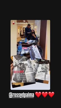 Rossy de Palma lisant le magazine Gala avec Clotilde Courau en couverture