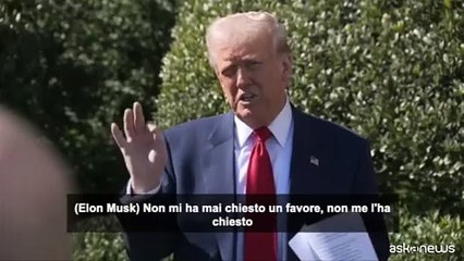 Show di Trump con Musk, davanti alla Casa Bianca con la Tesla rossa