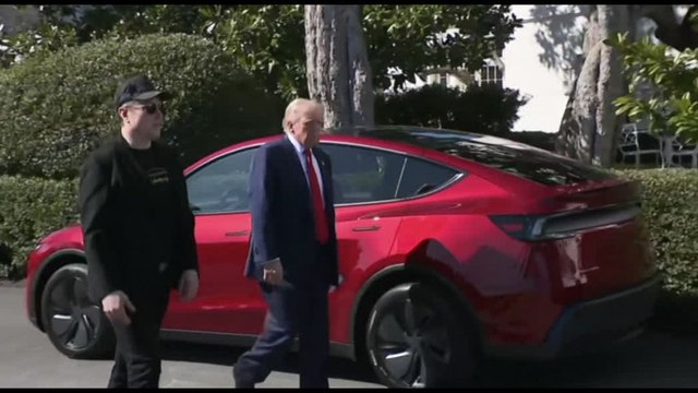 Show di Trump con Musk, davanti alla Casa Bianca con la Tesla rossa