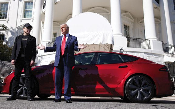 Washington: Donald Trump sulla Tesla rossa. Lo show con Musk davanti alla Casa Bianca