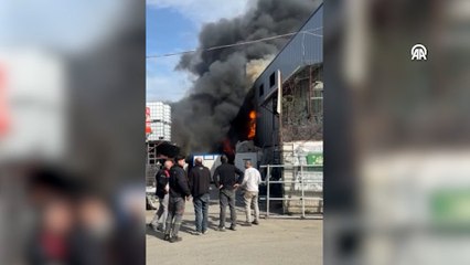 Ümraniye'de organize sanayi bölgesindeki hurdalık alanda yangın çıktı