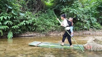 Single mother and baby - went to the stream to make a bamboo raft and caught a lot of big fish