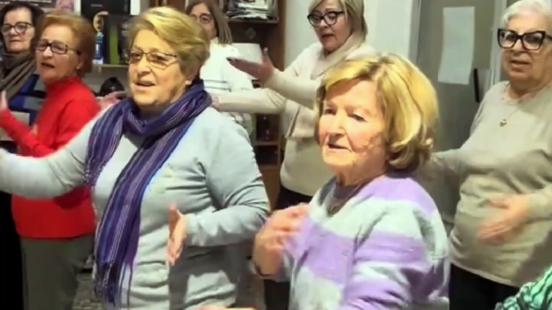 Video Le nonne di Ostuni ballano \