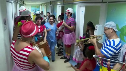 Risate e samba: il Carnevale di Rio arriva in corsia per i bambini ricoverati