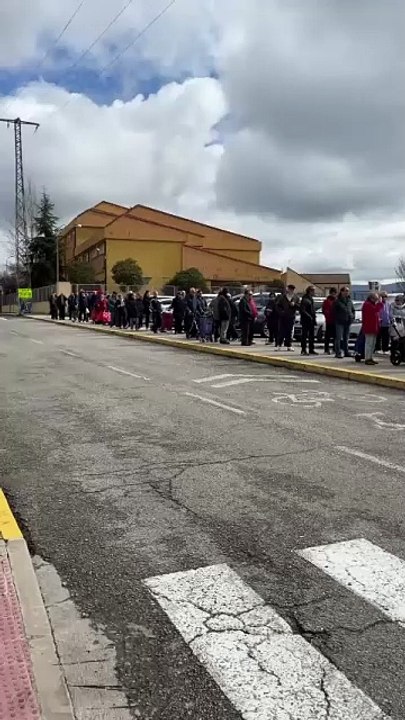 Reparto de agua embotellada en el barrio de La Albuera