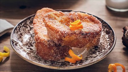 Torrijas tradicionales rebozadas en azúcar y canela, como las de la abuela