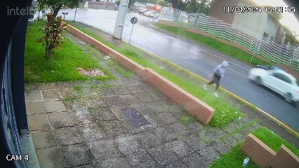 Câmera flagra momento em que idoso é atropelado na calçada