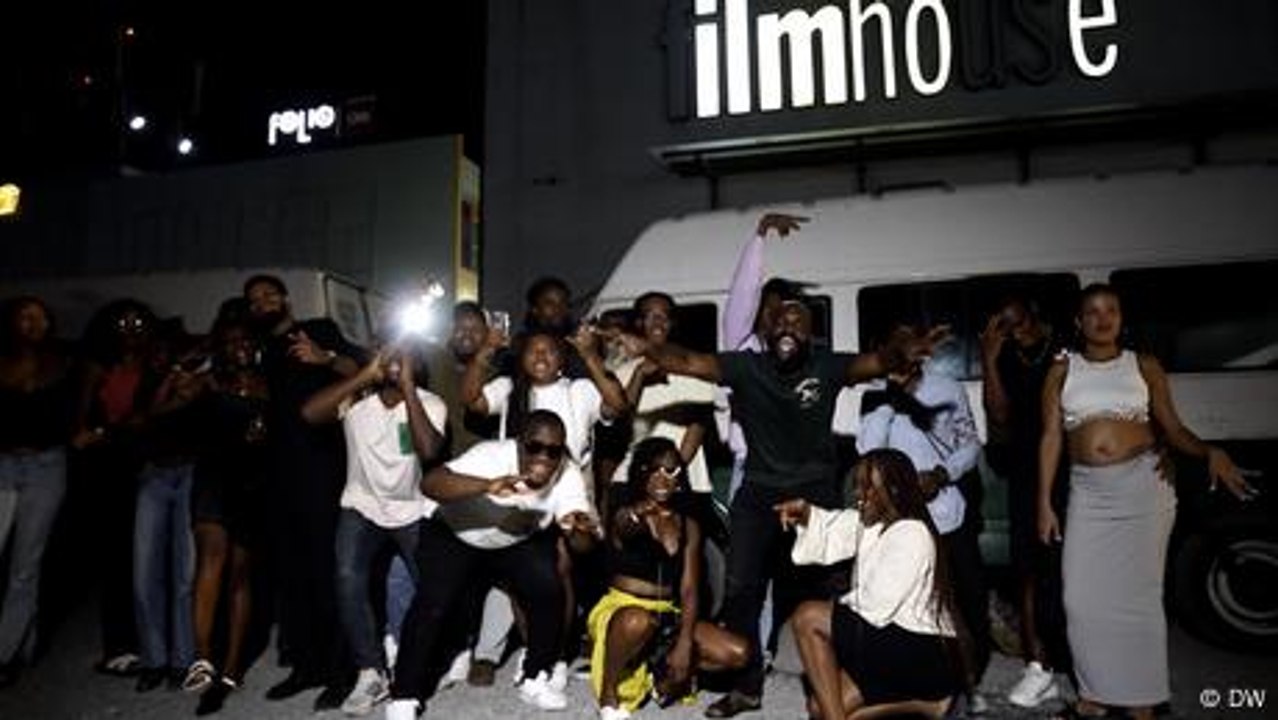 A wild ride: Taking the party bus in Lagos - video Dailymotion