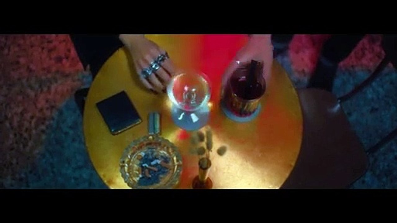 Valentina Parisse, l'anteprima del video di  'Asteroide'