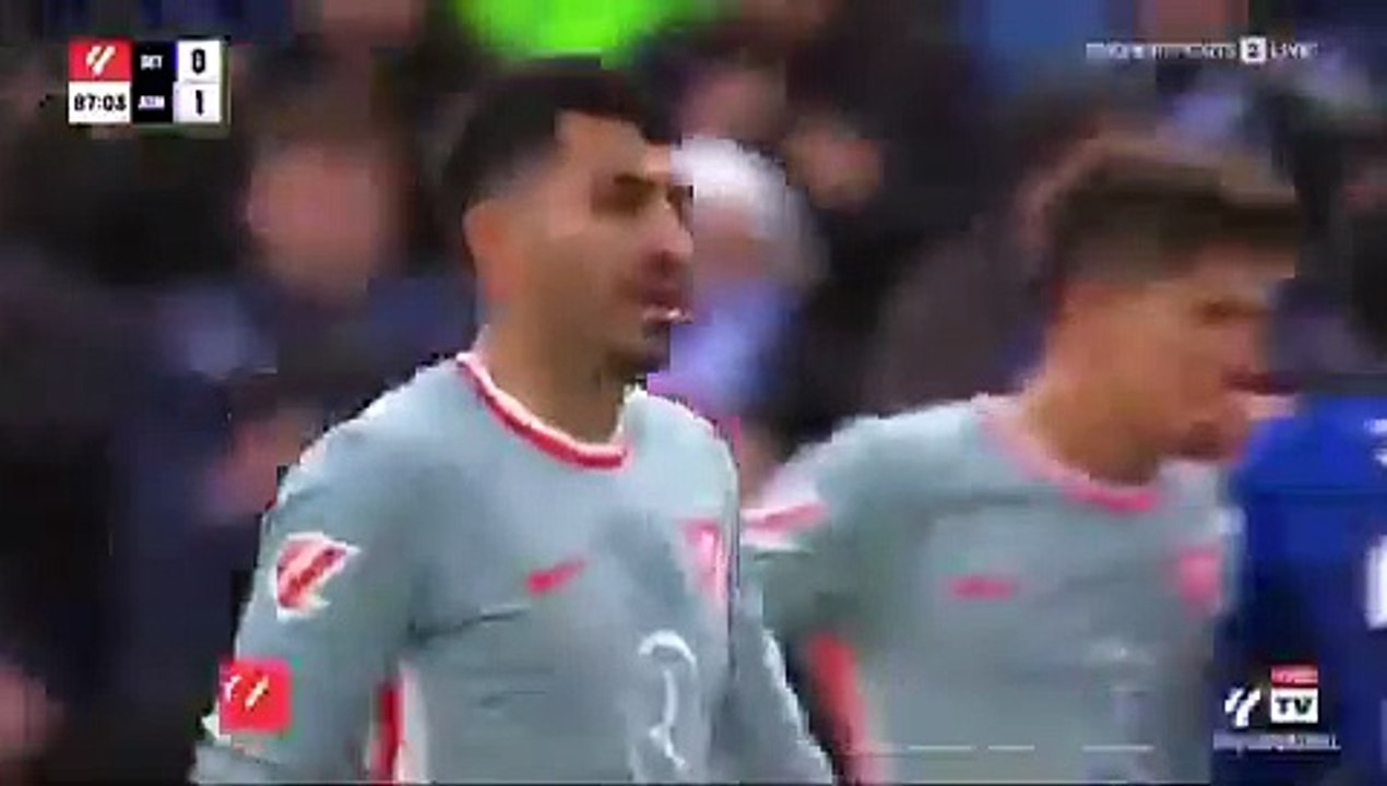 Ángel Correa insultó al árbitro luego de que lo expulsara