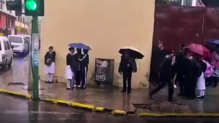 ¡Por llegar tarde! Estudiantes de un colegio se quedaron afuera en plena lluvia en Cochabamba